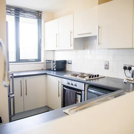 Apartment Vibrant 2 Bedroom Sleeps 4 *