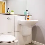 Vibrant 2 Bedroom Sleeps 4