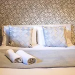 Vibrant 2 Bedroom Sleeps 4 *