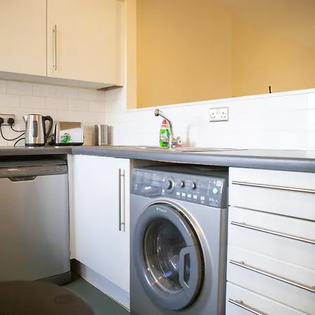 Vibrant 2 Bedroom Sleeps 4 Лидс