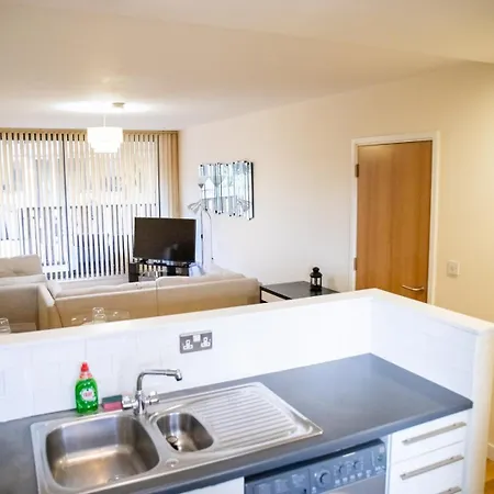 Vibrant 2 Bedroom Sleeps 4 Апартаменты *