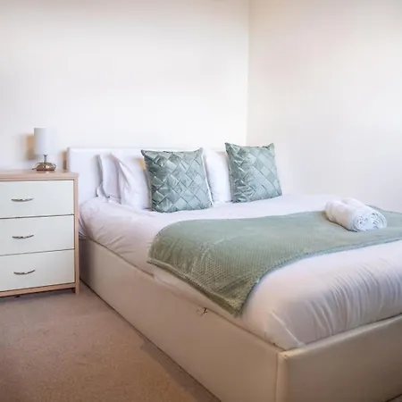 Vibrant 2 Bedroom Sleeps 4 *