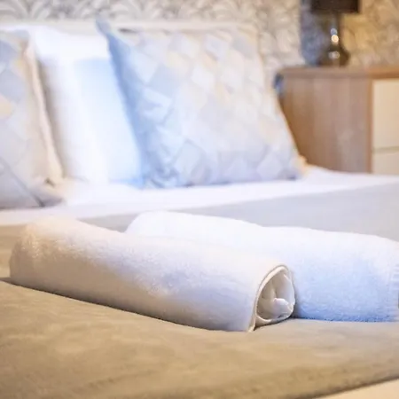 Vibrant 2 Bedroom Sleeps 4 Апартаменты