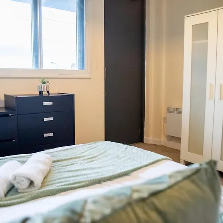 Vibrant 2 Bedroom Sleeps 4