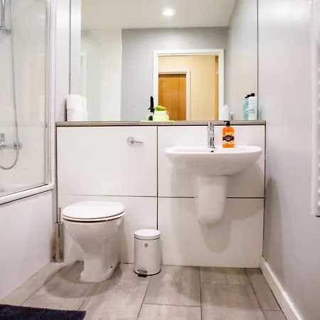 Vibrant 2 Bedroom Sleeps 4 Лидс