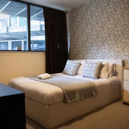 Апартаменты Vibrant 2 Bedroom Sleeps 4 *