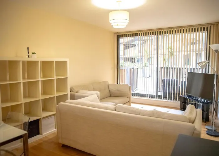 Vibrant 2 Bedroom Sleeps 4 *