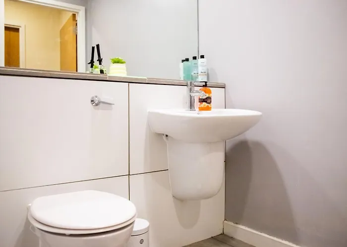 Vibrant 2 Bedroom Sleeps 4