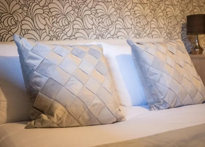 Vibrant 2 Bedroom Sleeps 4 *