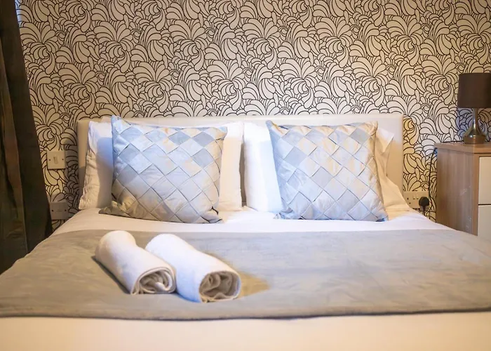 Vibrant 2 Bedroom Sleeps 4 *