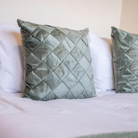Vibrant 2 Bedroom Sleeps 4 Apartment *