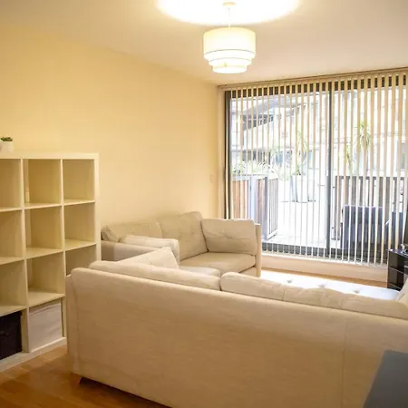 Vibrant 2 Bedroom Sleeps 4 *