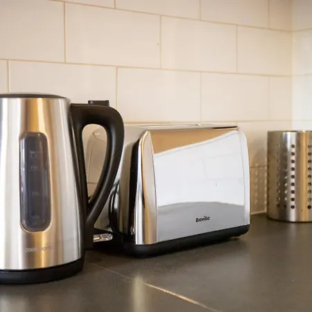 Vibrant 2 Bedroom Sleeps 4 公寓 *