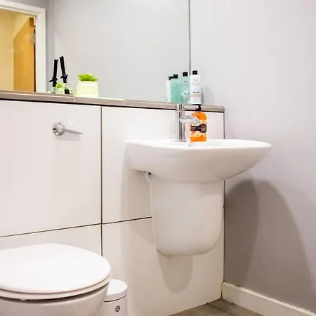 Vibrant 2 Bedroom Sleeps 4