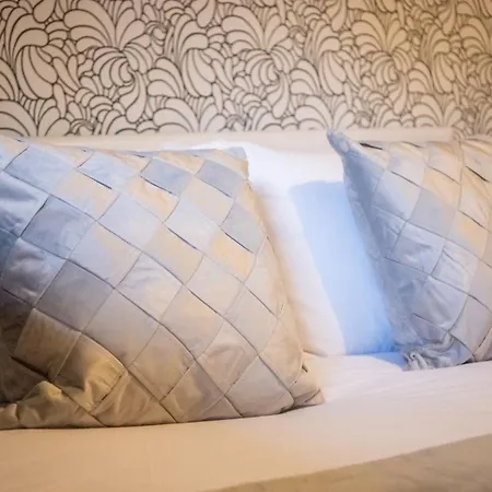 Vibrant 2 Bedroom Sleeps 4 *