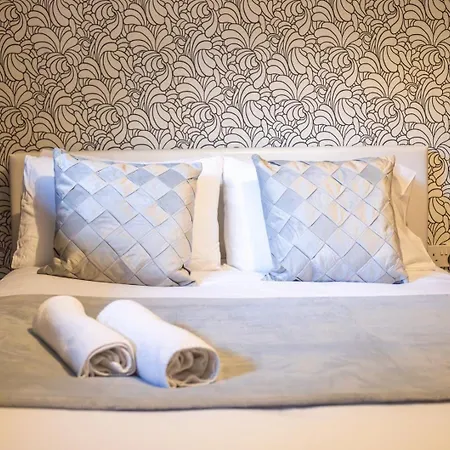 Vibrant 2 Bedroom Sleeps 4 *