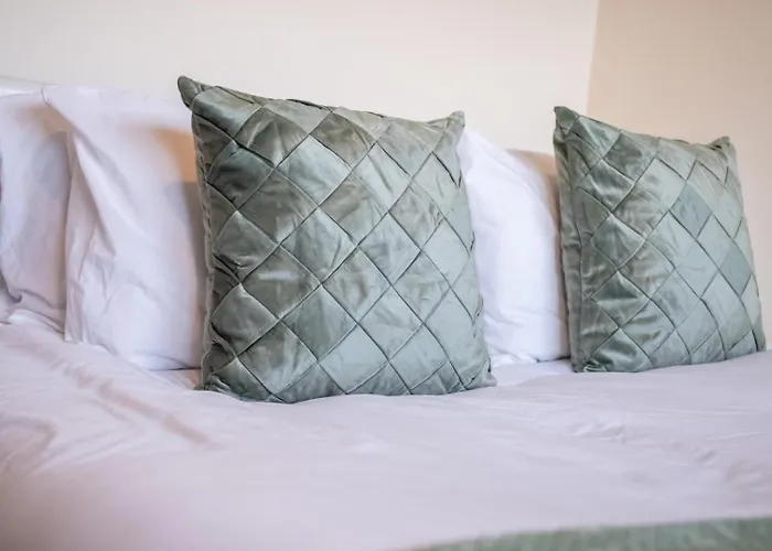 Vibrant 2 Bedroom Sleeps 4 Apartment *