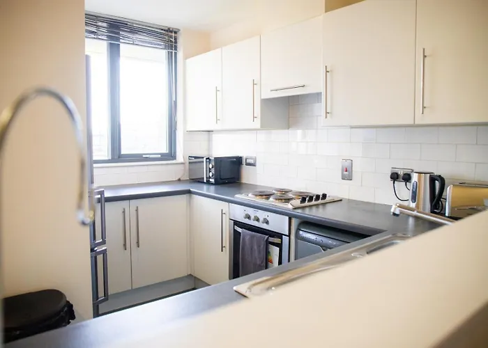 Apartment Vibrant 2 Bedroom Sleeps 4 *