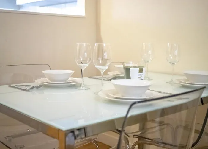 Apartment Vibrant 2 Bedroom Sleeps 4 *