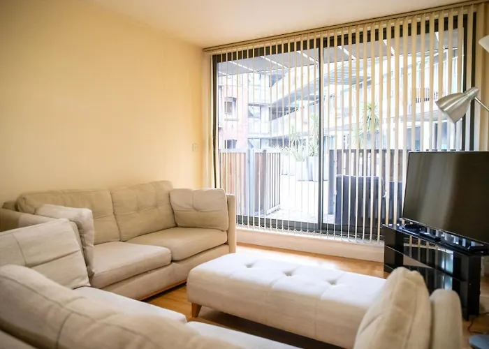 Apartment Vibrant 2 Bedroom Sleeps 4