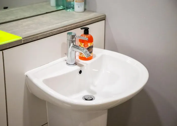 Apartment Vibrant 2 Bedroom Sleeps 4 *