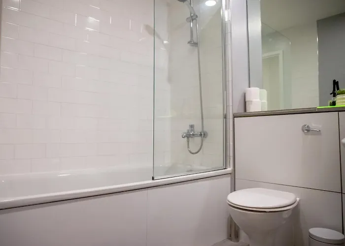 Apartment Vibrant 2 Bedroom Sleeps 4 *