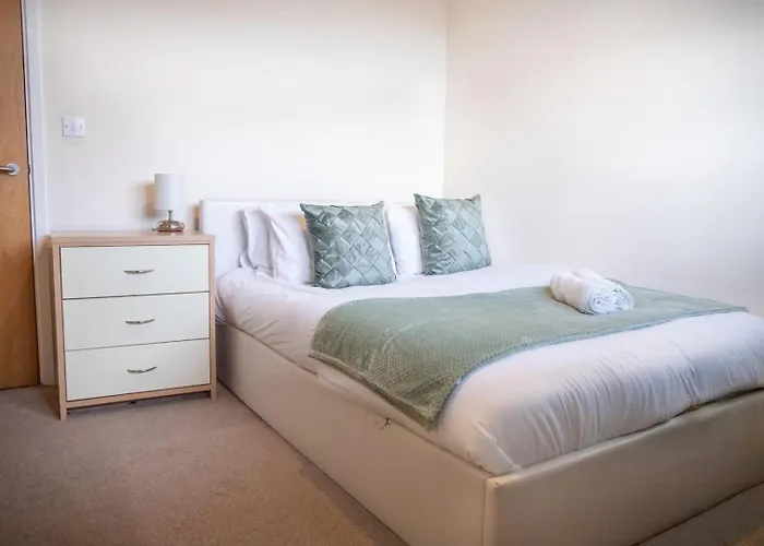 Vibrant 2 Bedroom Sleeps 4 *