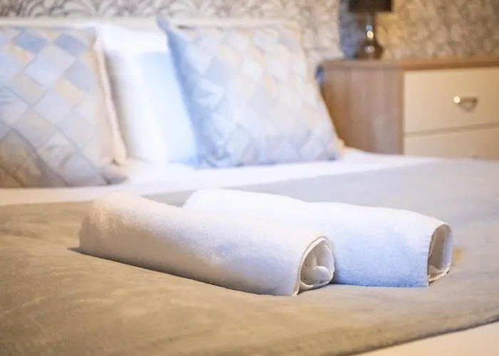 Vibrant 2 Bedroom Sleeps 4 Apartment