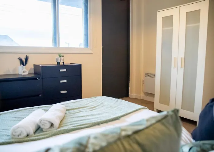 Vibrant 2 Bedroom Sleeps 4